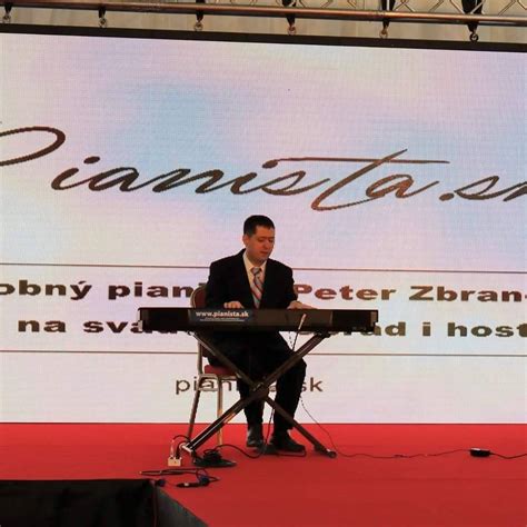 Pianista Peter Zbranek hrá na narodeninovej oslave