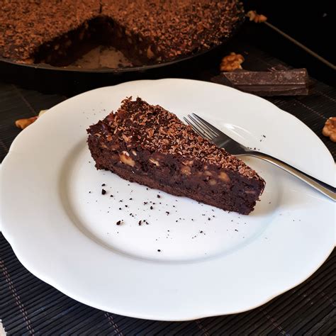 Raw čokoládovo-kávový korpus s orechmi a datľami vo forme