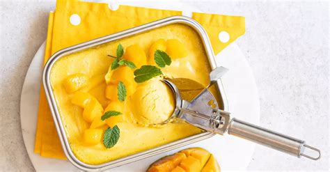 Servírovaný mangový sorbet v miske