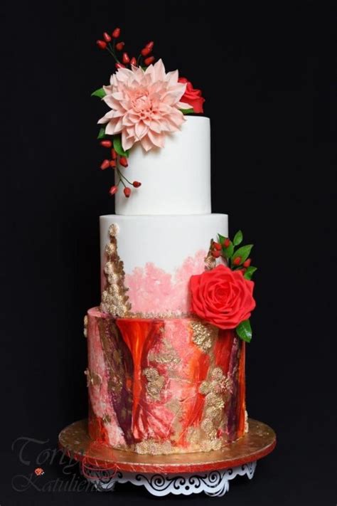Luxusná zlatá svadobná torta s art deco prvkami