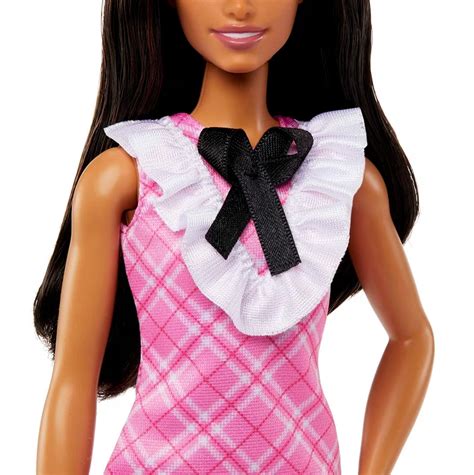 Barbie bábika v šatách a torta v tvare sukne