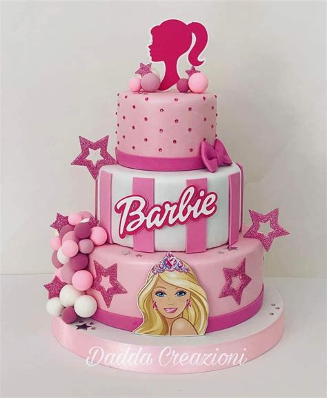 Hotová Barbie torta s detailným zdobením sukne