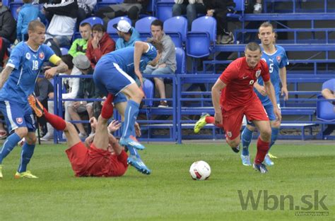 Mladí slovenskí futbalisti počas zápasu