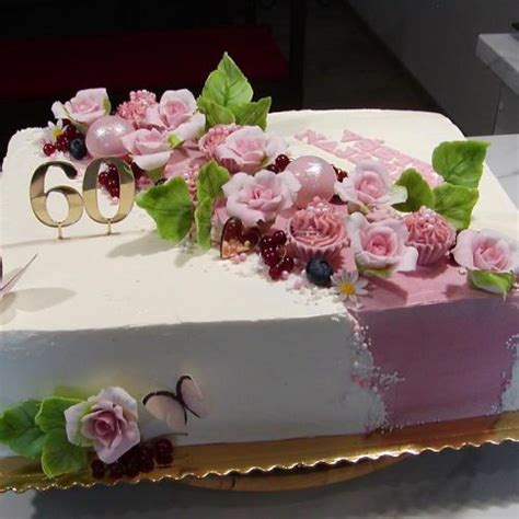 Torta k 60. narodeninám zdobená kvetmi