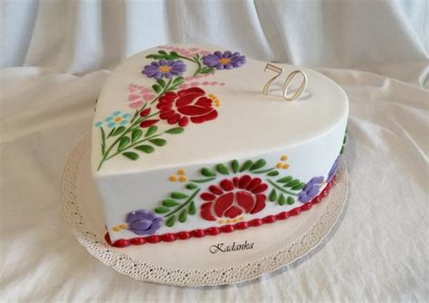 Torta s folklórnym motívom
