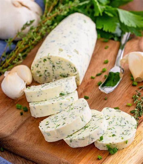 Aromatické maslo s bylinkami pripravené na potretie zemiakov