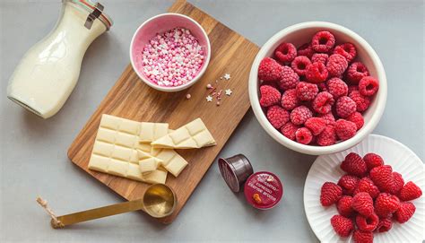 Zmes mascarpone, bielej čokolády a malín