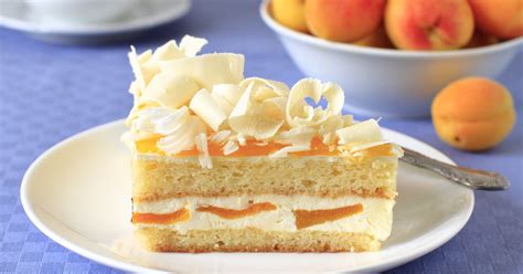 Marhuľová torta s bielou čokoládou a čerstvými marhuľami