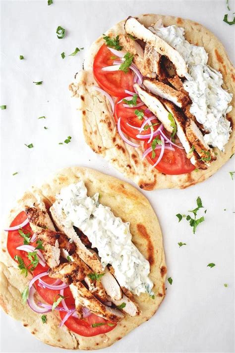 Vegánsky sójový gyros v pita chlebe s tzatziki omáčkou