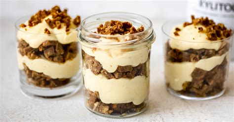 Pohár s banánovým milkshakom a plátkami banánu