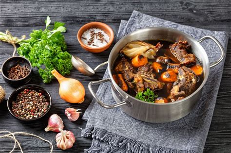 Ingrediencie pre tmavý guláš: vývar, červené víno, paradajkový pretlak