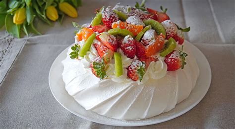 Pavlovovej torta s ovocím