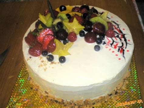 Šľahačkový krém s čerstvým ovocím na Pavlovej torte