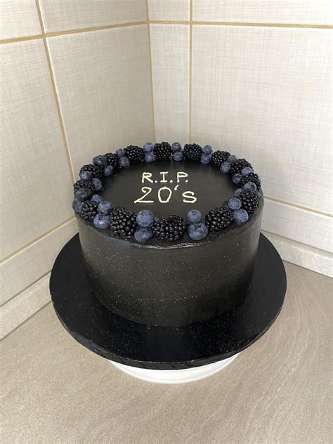Moderná čierna narodeninová torta
