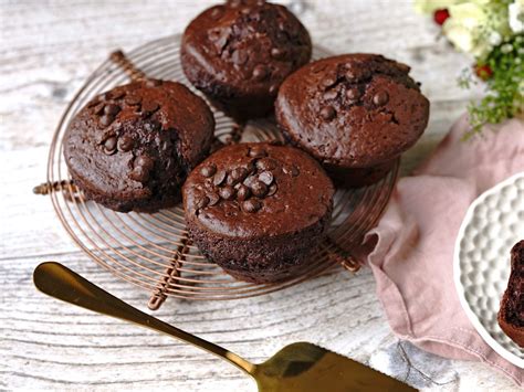 Čokoládové muffiny pripravené na plechu