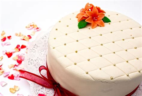 Marcipánová torta s ovocnou dekoráciou