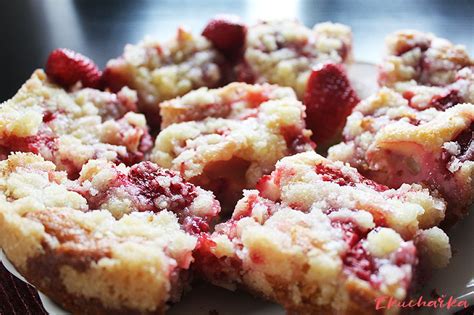 Servírovaný bezlepkový jahodový koláč