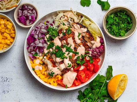 Šalátová misa s kuracím mäsom a zeleninou