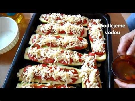 Detail vrstvenia cuketových lasagní s mäsovou a tvarohovou plnkou