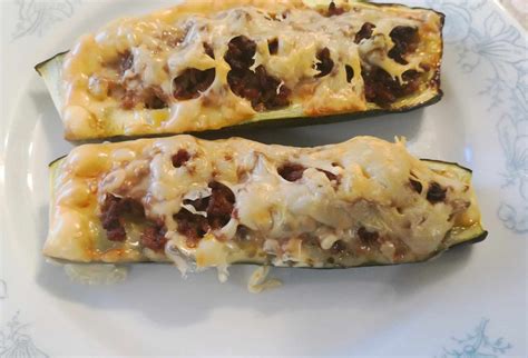 Vrstvenie cuketových lasagní s ricottou, mäsom a syrom