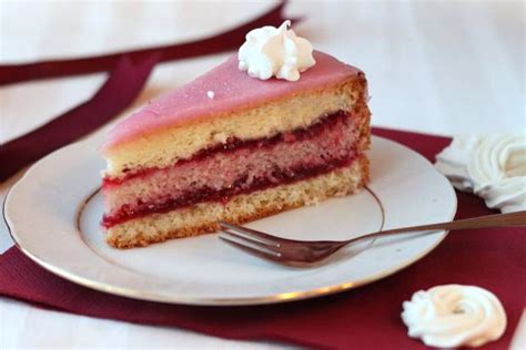 Punčová torta na tanieri s vidličkou