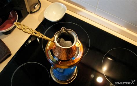 Ilustrácia prípravy arabskej kávy v džezve