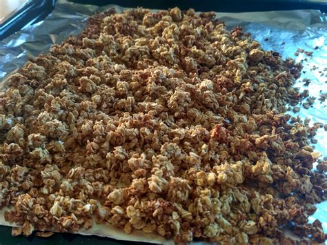Čerstvo upečené domáce müsli na plechu