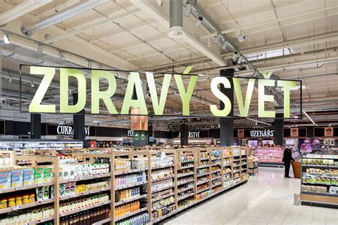 Scéna zo supermarketu s hovoriacimi potravinami