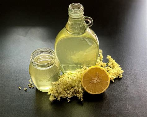 Domáce bazový sirup vo fľašiach