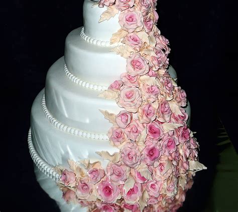 Štvorposchodová svadobná torta s kvetmi