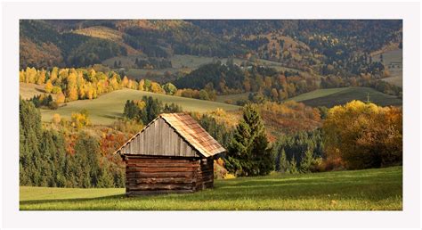 Slovenská krajina s tradičnými salašmi