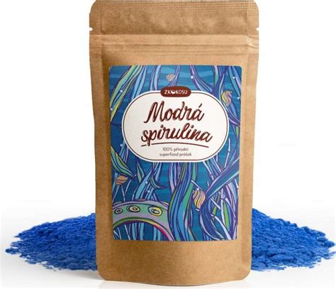 Modrá spirulina prášok v miske