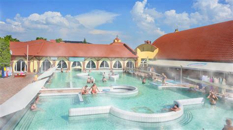 Vonkajší termálny bazén v Bešeňovej s výhľadom na hory