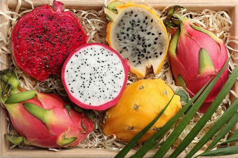 Jasnoružová pitahaya s bielym mäsom a čiernymi semienkami