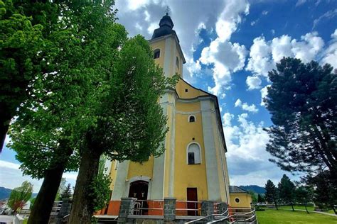 Ľudia modliaci sa v kostole sv. Jána Krstiteľa, Skalité
