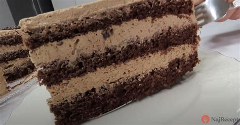 Vrstvená torta s krémami a plnkami