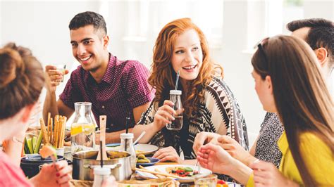 Ľudia si vychutnávajú brunch