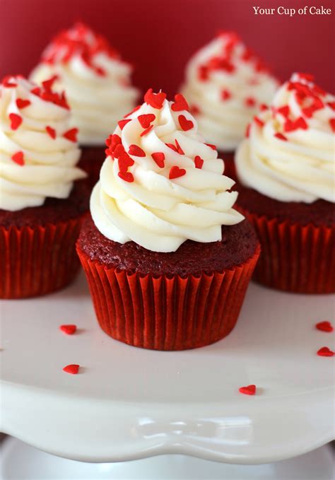 Red Velvet cupcakes s krémom a posypom
