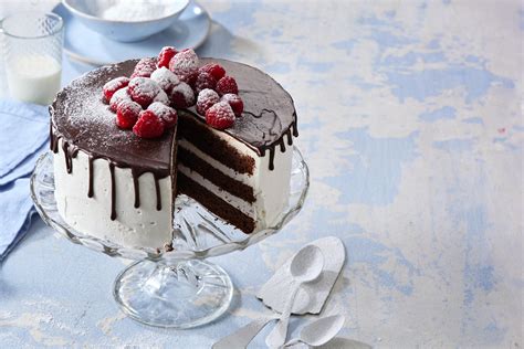 Medová torta s malinami a čokoládou