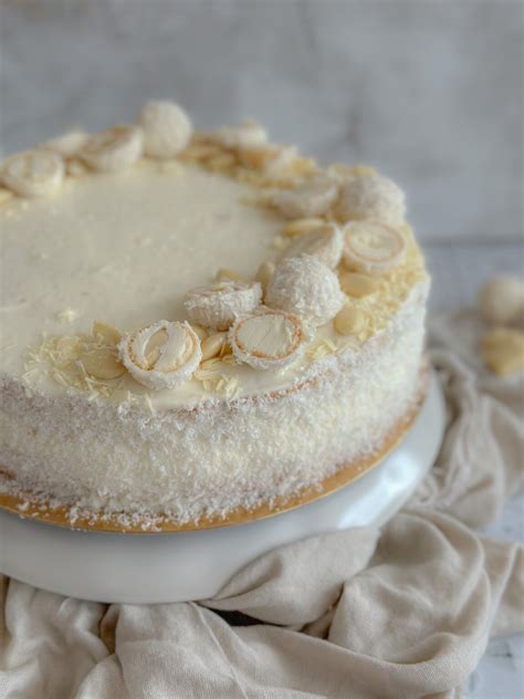 Hotová Raffaello torta ozdobená