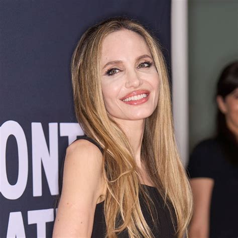 Portrét Angeliny Jolie s jej typickou štíhlou postavou