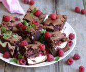 Malinové brownie s mascarpone na tanieri
