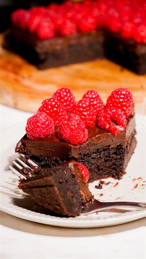 Ingrediencie na raw koláč s malinami