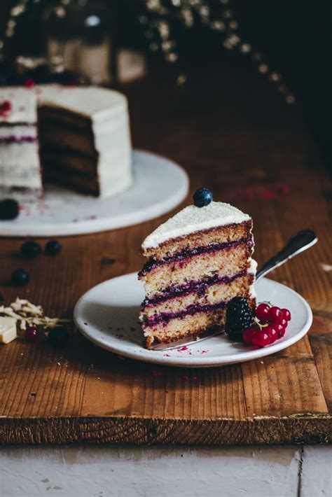 Torta s bielou čokoládou a lesným ovocím