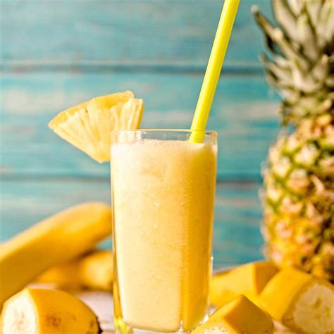 rôzne druhy smoothie s ananásom