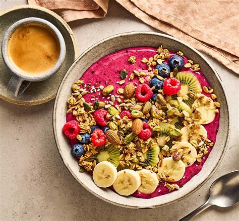 Smoothie bowl s jahodami a čokoládou