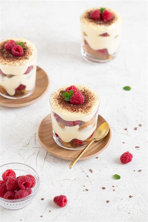 Mascarpone so šľahačkou a malinami v pohári