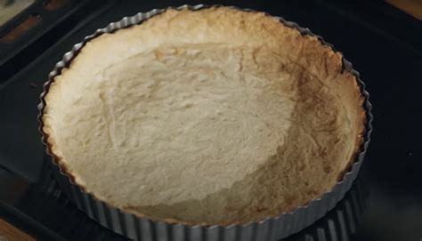 Predpečený krehký korpus na francúzsky koláč