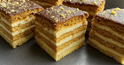 servírované medovníkové rezy