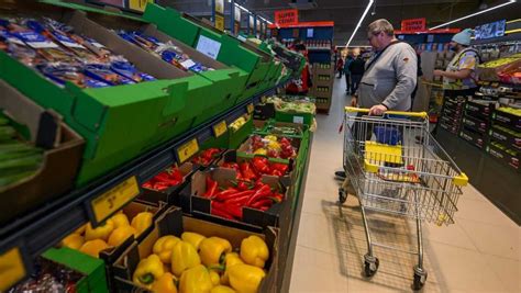 Inšpektori SOI pri kontrole v obchode